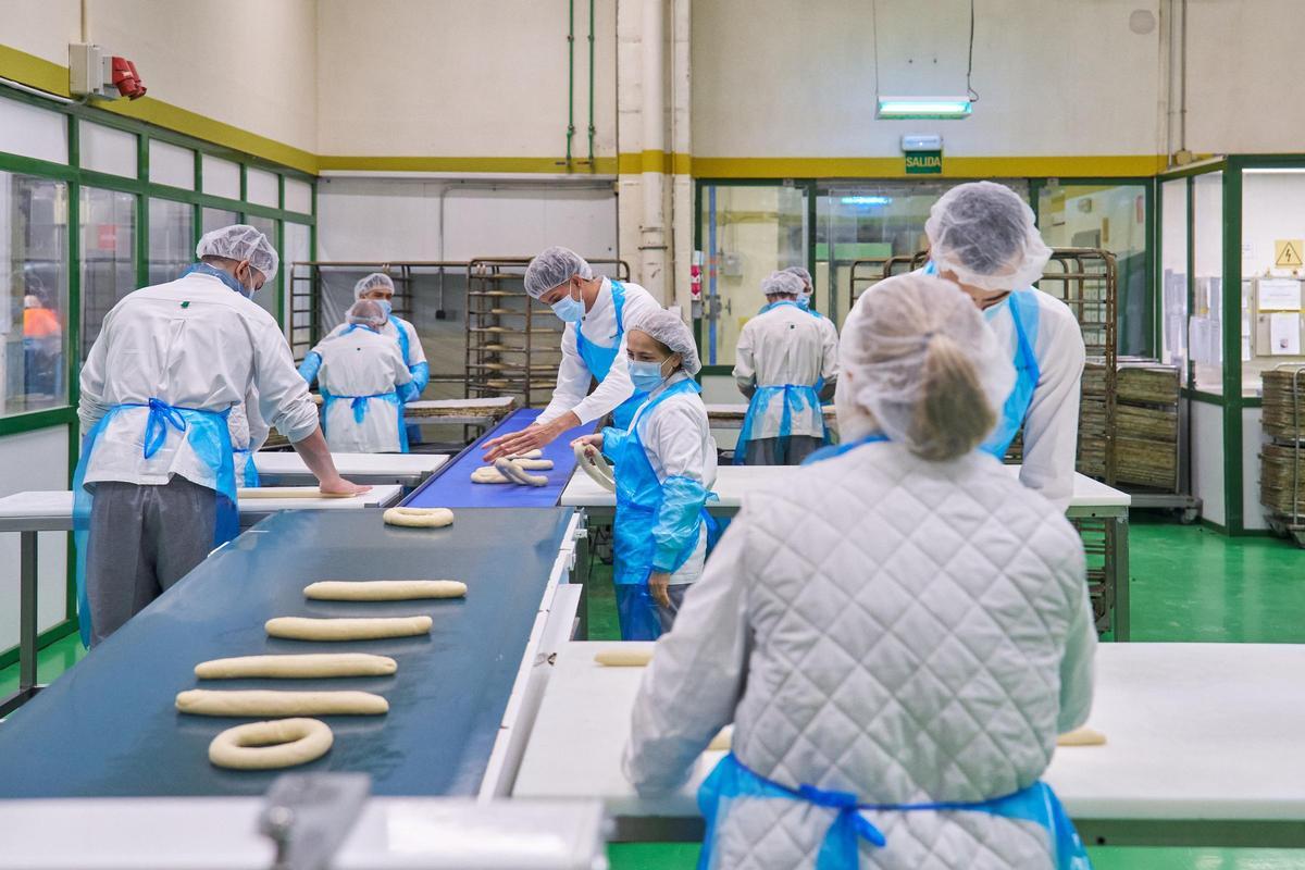 El personal da forma a los roscones y esconde las figuras que llevan dentro