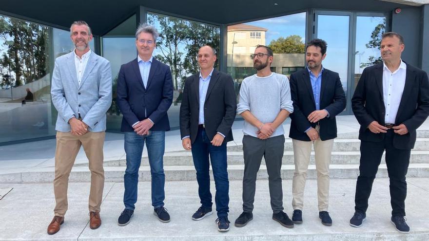 Imagen de los seis candidatos a la Alcaldía del Concello de O Grove, a las puertas  del Auditorio Municipal Escuela de Música de Monte da Vila. De izquierda a derecha,  José Antonio Otero González (EU), José Antonio Cacabelos Rico (PSOE), David Torres (BNG), Gonzalo Bea (Podemos), Pablo Leiva (PP) y Francisco Iglesias (PG). // FdV