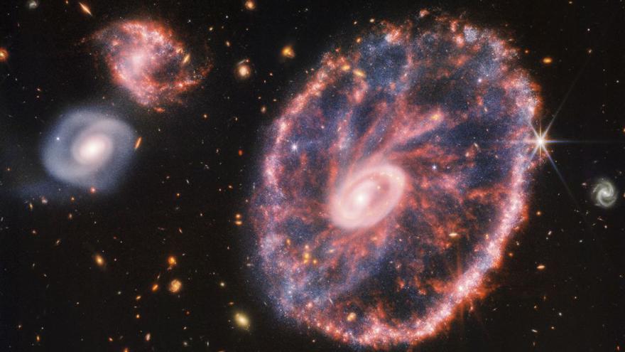 La galaxia Rueda de Carro, distinta a las descritas por los estudios, vista por el telescopio James Webb. |
