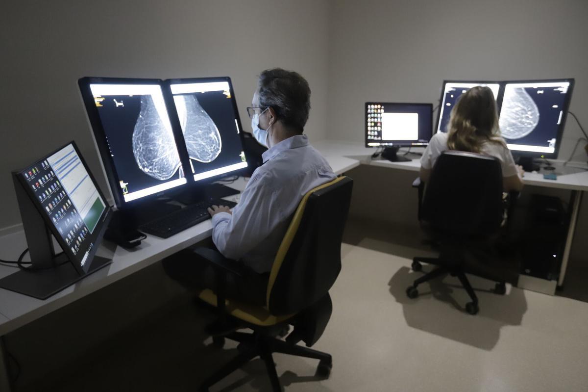 Examen médico de varias mamografías.