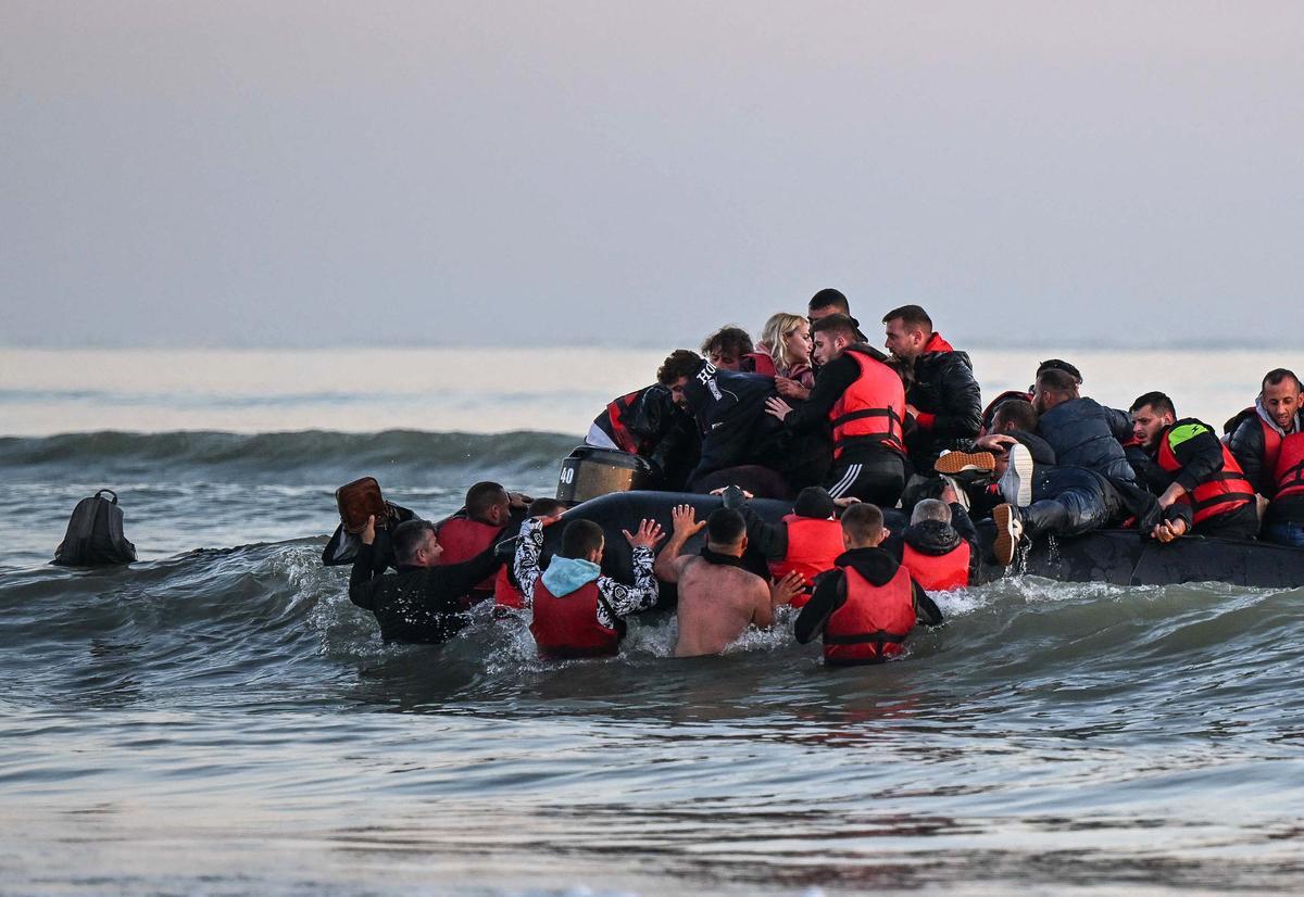 40 migrantes intentan cruzar en una barca hinchable desde la ciudad francesa de Gravelines hasta Gran Bretaña.