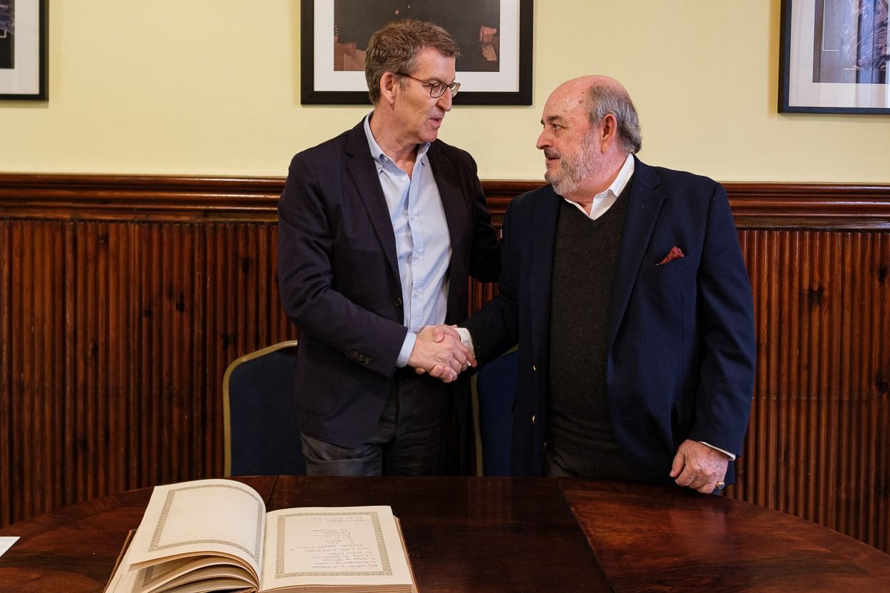 Feijóo, Manuel Domínguez y Jimena Delgado visitan el Gabinete Literario de Las Palmas de GC