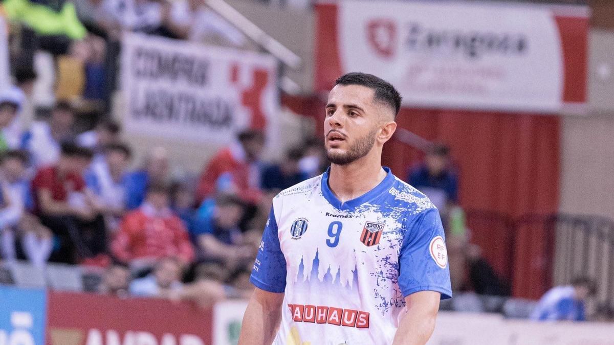 Adrián Rivera vistiendo la camiseta de Sala 10
