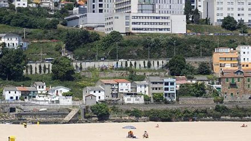 Parte de la fachada marítima de As Xubias, con la playa de Santa Cristina en primer término. / carlos pardellas