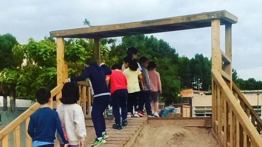 Los niños de Altura estrenan columpio en el CEIP Virgen de Gracia