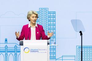 Von der Leyen pide prepararse para más cortes de gas ruso, incluso uno total.