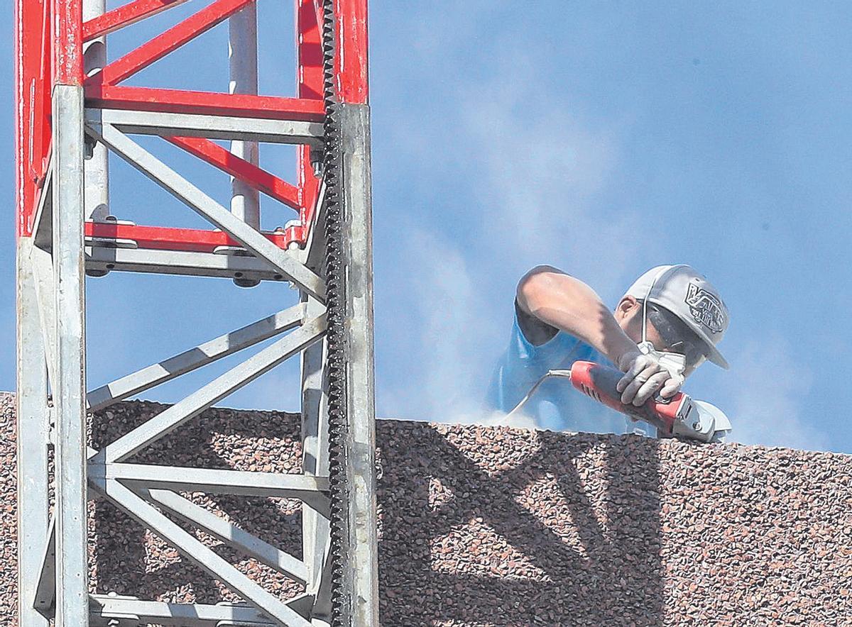 Una imagen de archivo de un hombre trabajando con una radial.