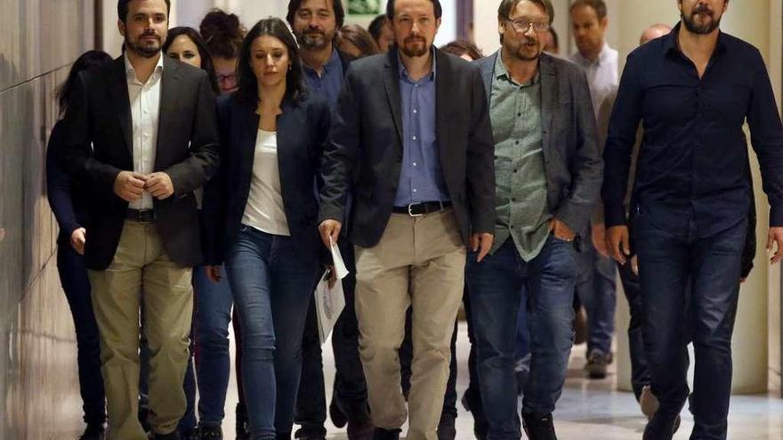 Pablo Iglesias (en el centro), flanquedo por los responsables de Unidos-Podemos y sus confluencias, poco antes de hacer público su propósito de presentar una moción de censura. // Efe