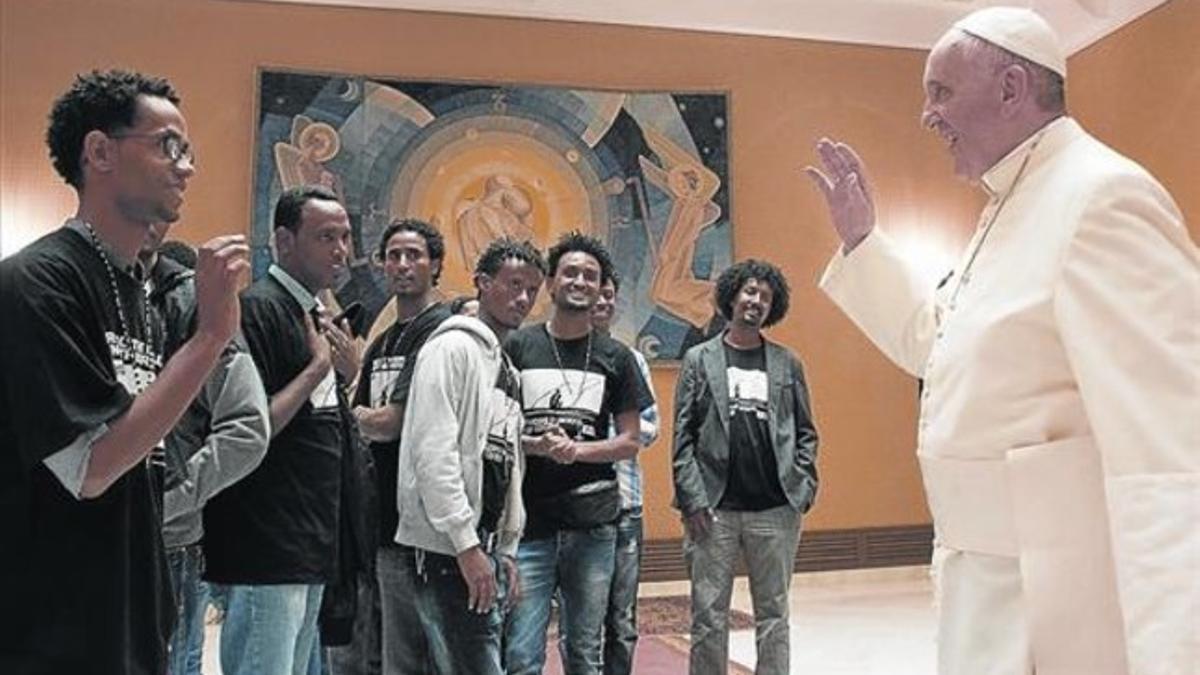 El Papa Francisco saluda a un grupo de supervivientes del naufragio que tuvo lugar el 3 de octubre del 2013 en Lampedusa.