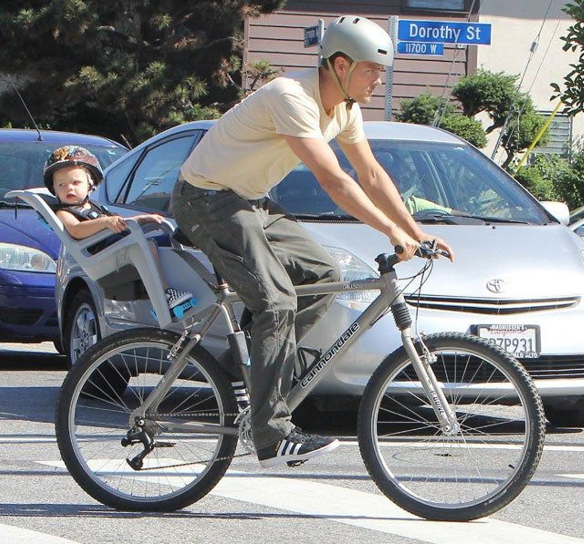 Josh Duhamel pasa con la bici por un paso de peatones