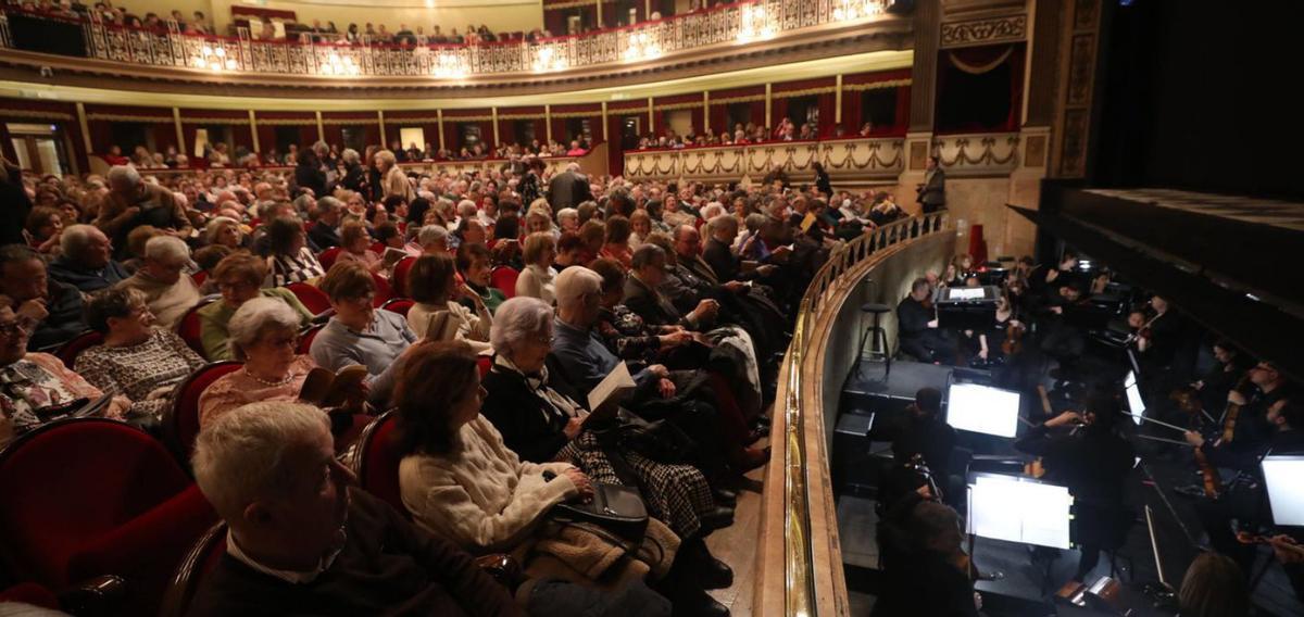 Una vista general del público en el teatro Campoamor minutos antes del comienzo de la función. | Luisma Murias