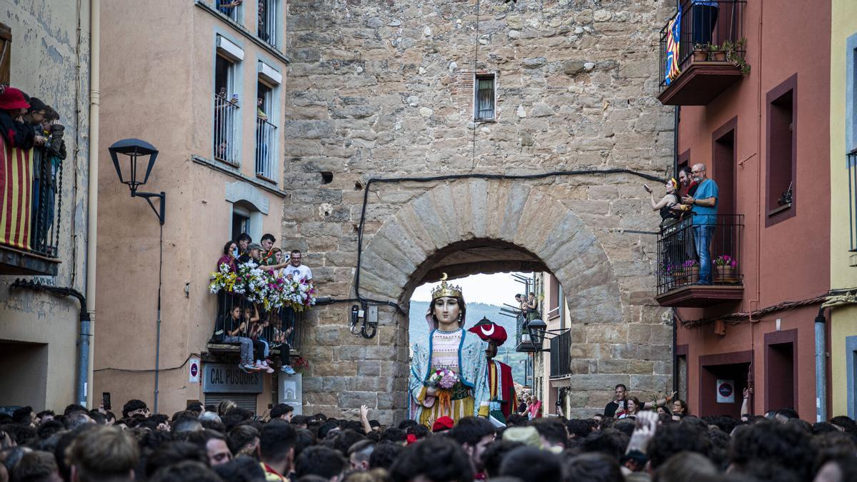 L'arribada dels Gegants Vells a la plaça de Santa Magdalena