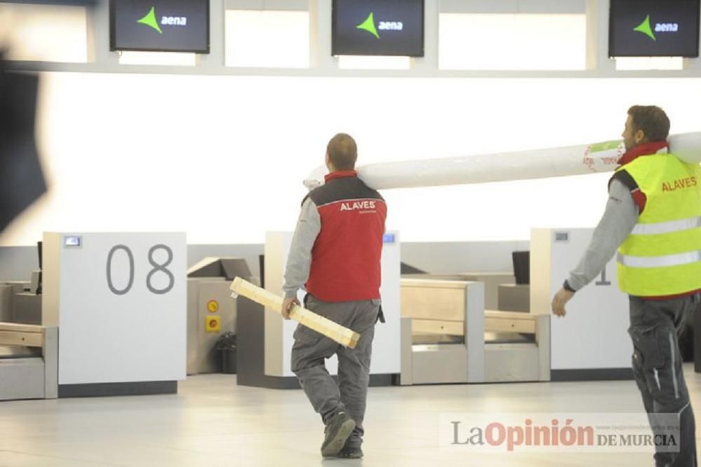 El delegado del Gobierno visita el aeropuerto de Corvera