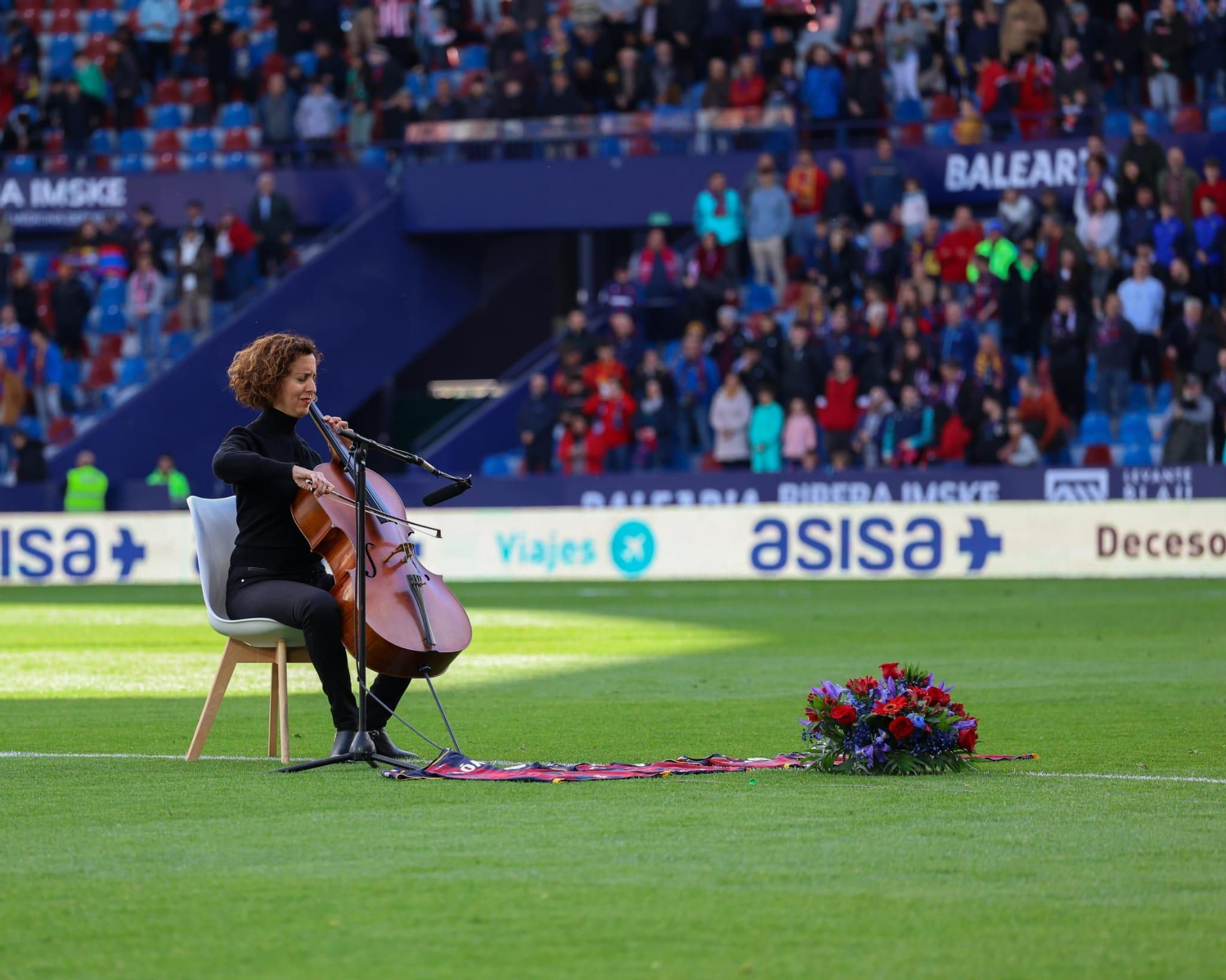 Sentido homenaje del Levante UD a la familia fallecida en el incendio de Campanar