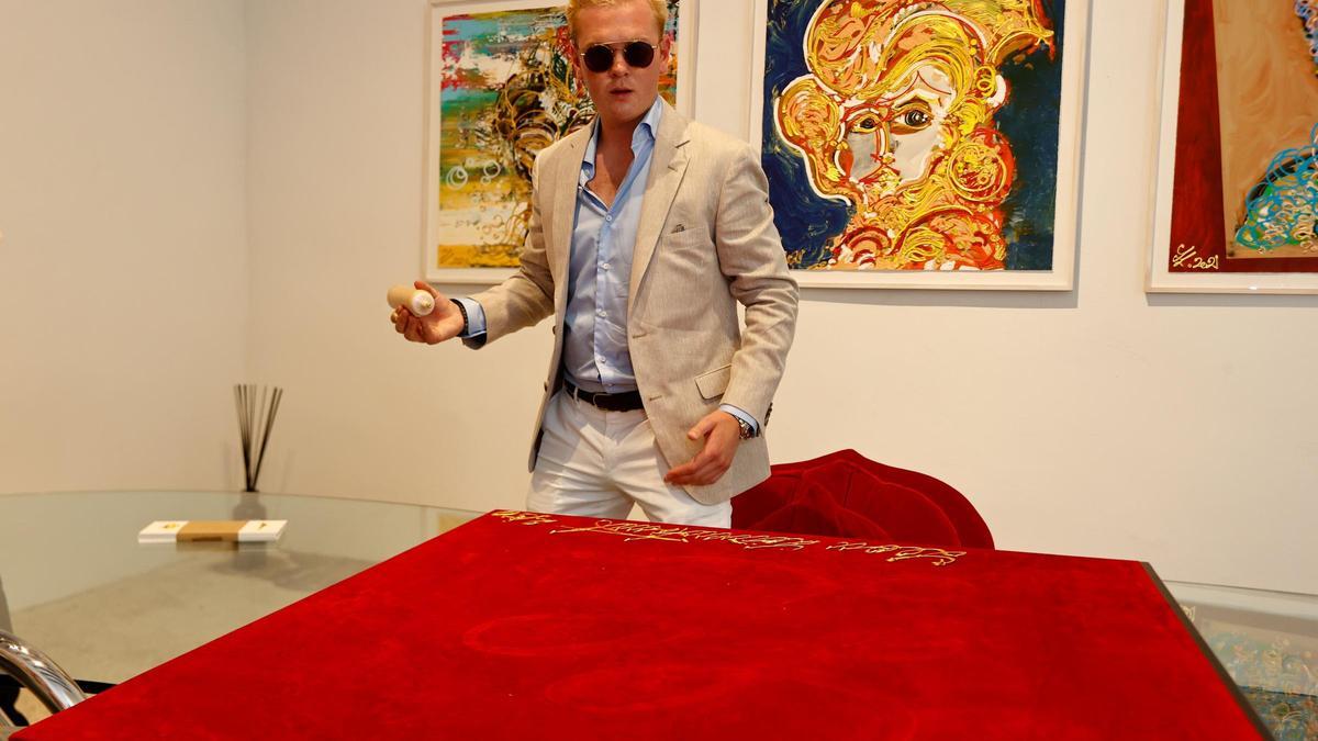 Leon Löwentraut beim Signieren eines Gemäldes.