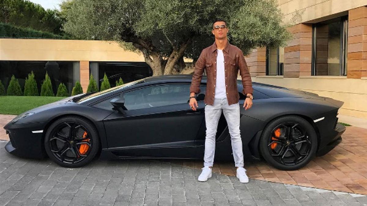 Cristiano Ronaldo delante de su Lamborghini