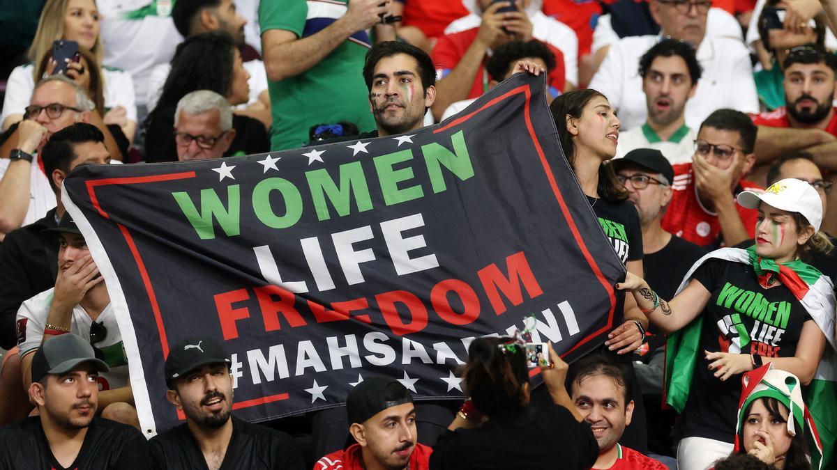 Aficionados iraníes en las gradas del Estadio Khalifa.