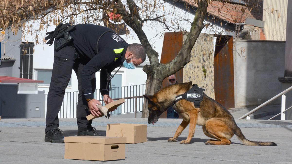 En Cop amb el seu guia caní, l&#039;agent de la Policia Municipal d&#039;Olot que l&#039;ha ensinistrat