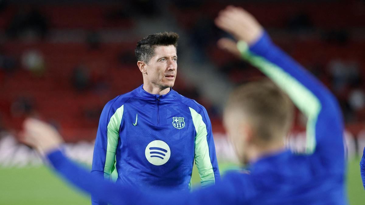 Lewandowski, en el calentamiento previo del Mallorca-Barça en Son Moix.