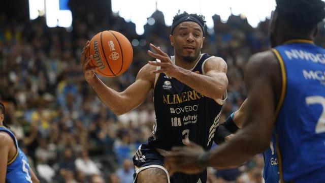 Marques Townes en el partido de semifinales por el ascenso a la ACB entre Alimerka Oviedo y Estudiantes.