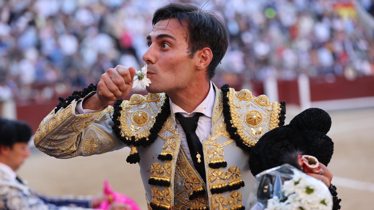 El diestro Gómez del Pilar celebra tras cortar una oreja a uno de su lote durante la corrida de la Feria de San Isidro, este martes.