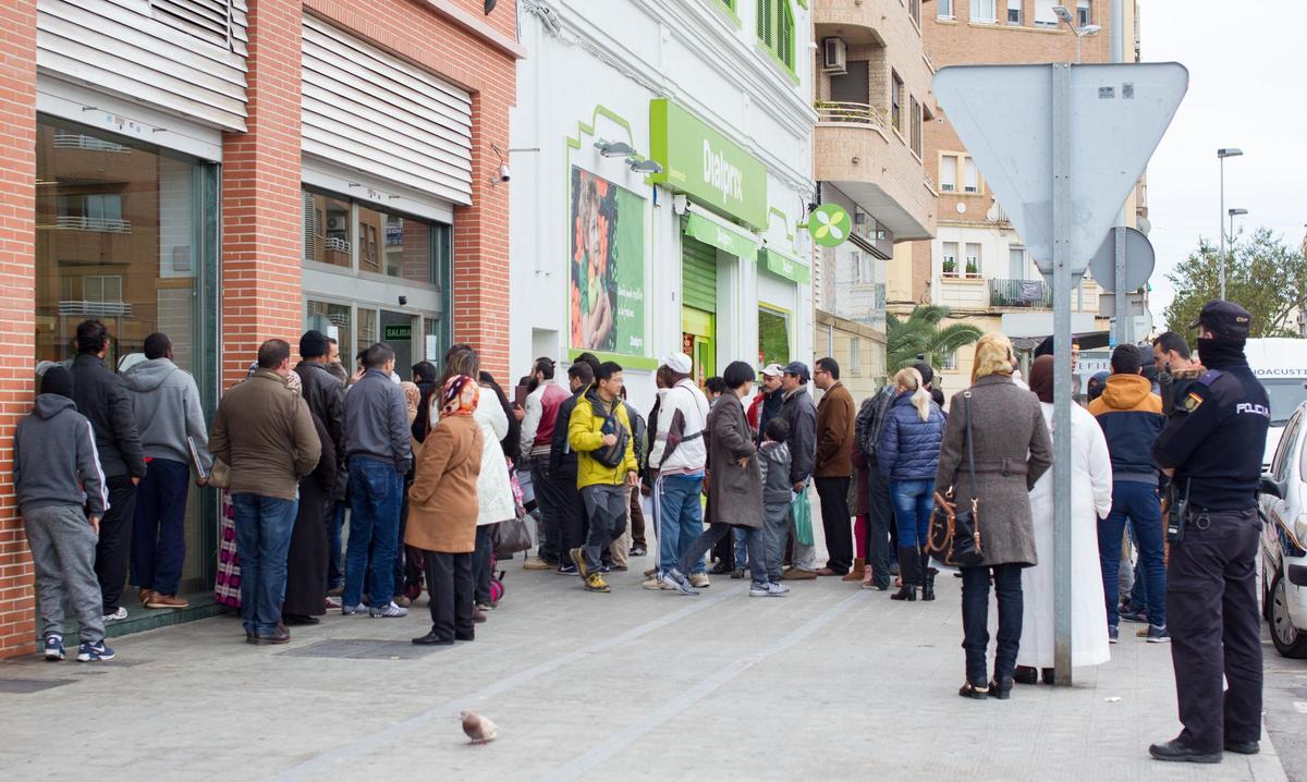 Ciudadanos extranjeros hacen cola para presentar documentación frente a la oficina de extranjería de la plaza Teodoro Izquierdo de Castelló.