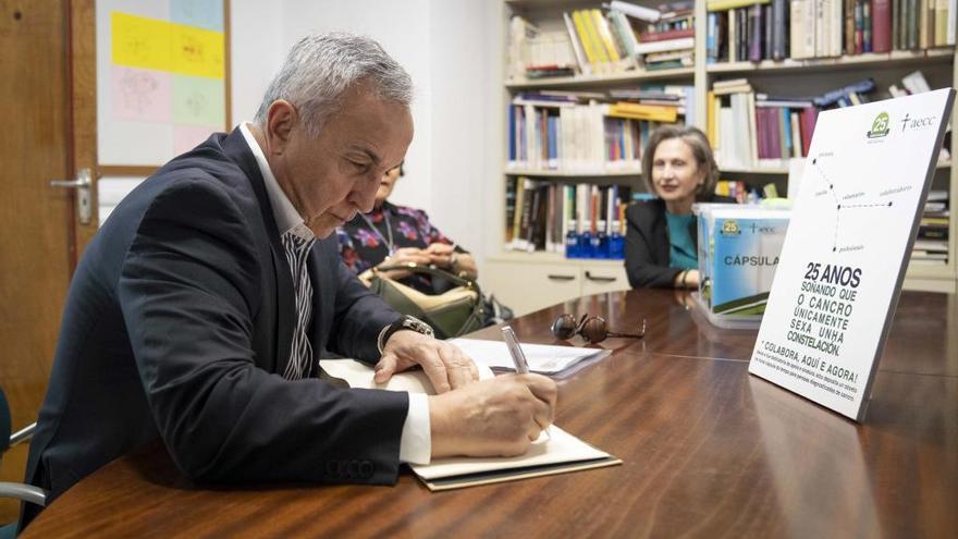 Alejandro Blanco estampa su firma durante un acto en Ourense de la Asociación española contra el cáncer. // Enzo Sarmiento