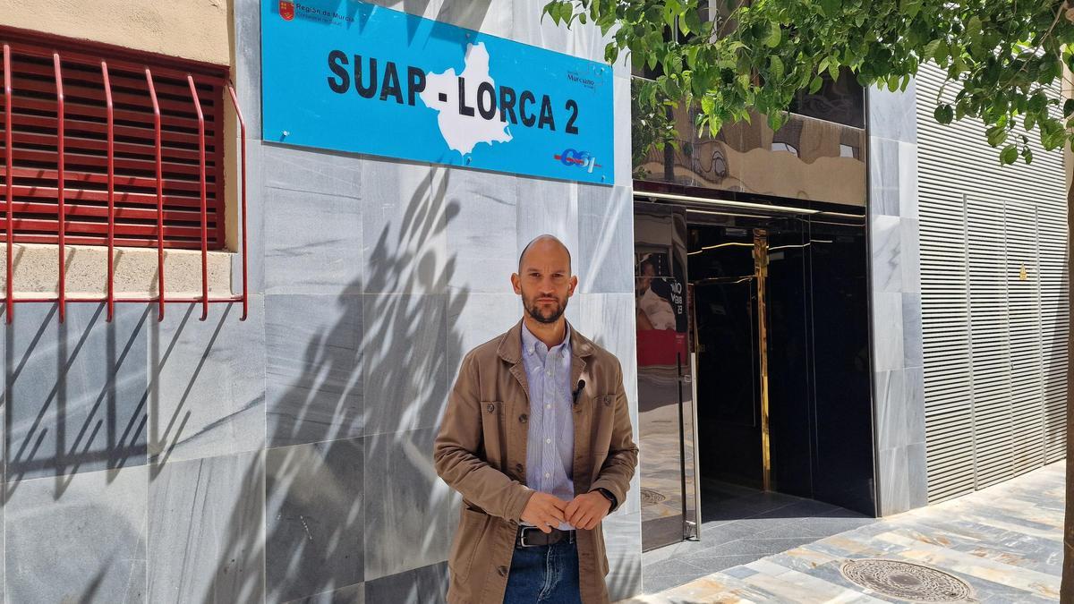 Ponce reclamaba más medios para el Área III de Salud a las puertas del centro de salud Santa Rosa de Lima de Lorca