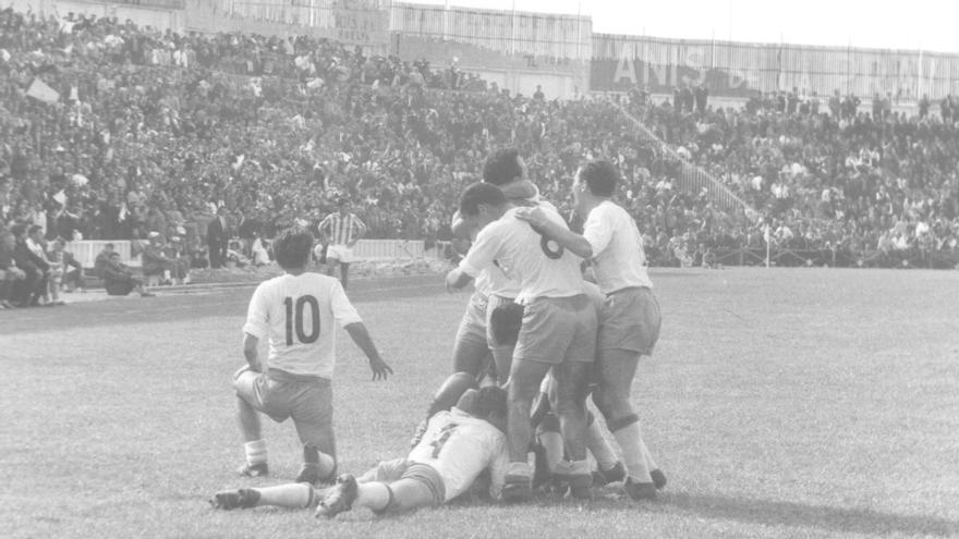 Los jugadores del Córdoba CF celebran el tanto de Homar que abrió camino a la goleada en Huelva que supuso el primer salto a Primera División.