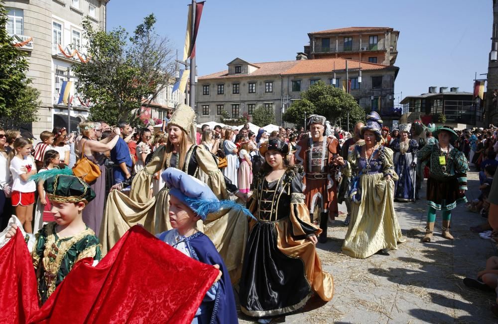 Miles de personas eligieron volver al medievo en Pontevedra en vez de refrescarse en la playa pese al calor extremo.