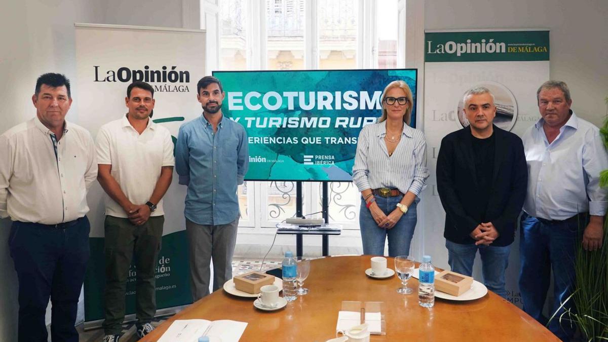 Lara Martínez, viceconsejera de Presidencia, Reto Demográfico, Igualdad y Turismo del Principado de Asturias, junto al resto de invitados a la jornada.