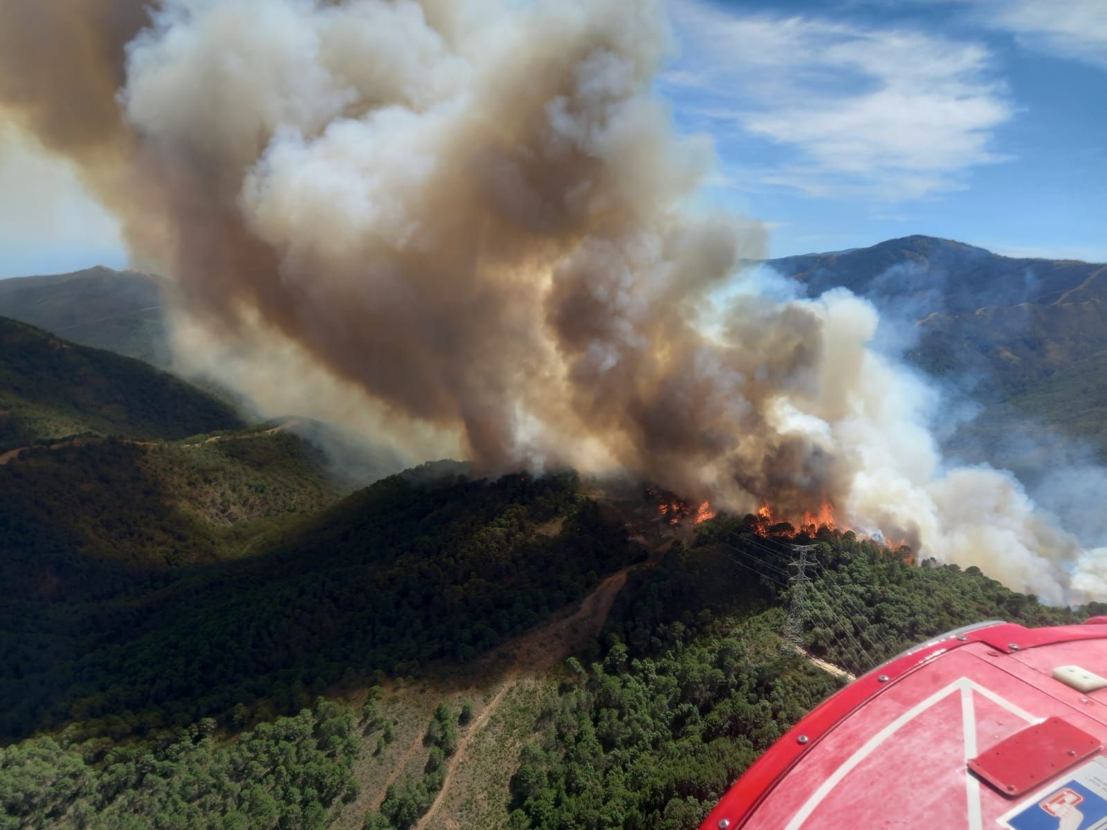 Incendio forestal en el paraje La Resinera de Pujerra.