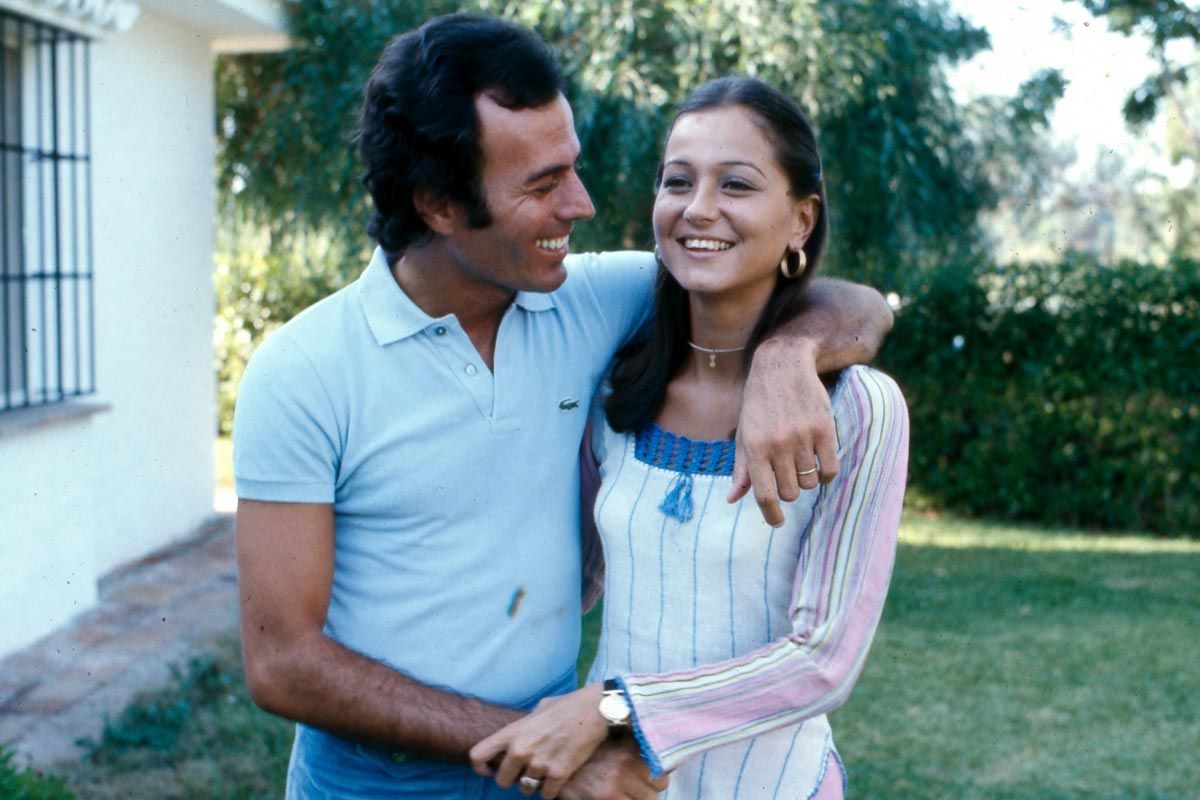 Posado de Julio Iglesias e Isabel Preysler en Cádiz en el verano de 1974