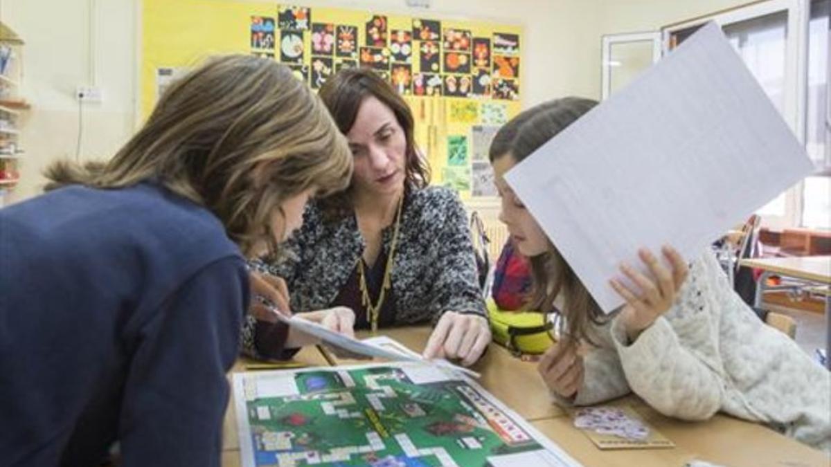 Tara Welch, responsable de programas educativos de Global Cities Inc., el jueves con dos estudiantes de la Escola Verd de Girona, que participa en la iniciativa internacional.