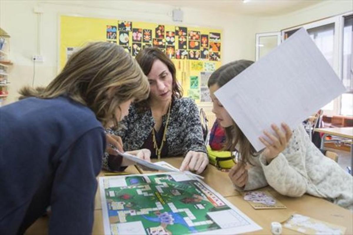 Tara Welch, responsable de programes educatius de Global Cities Inc., dijous amb dos estudiants de l’Escola Verd de Girona, que participa en la iniciativa internacional.
