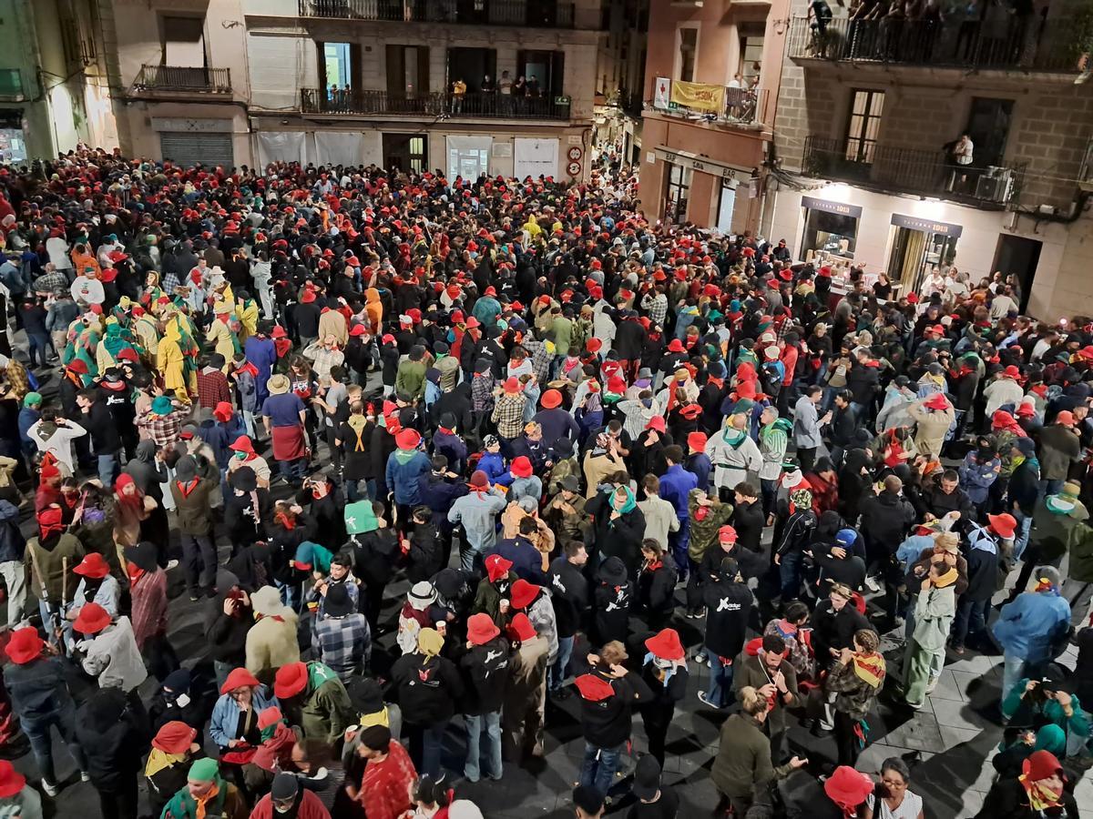 La plaça Major de Manresa plena a pocs minuts del Correfoc