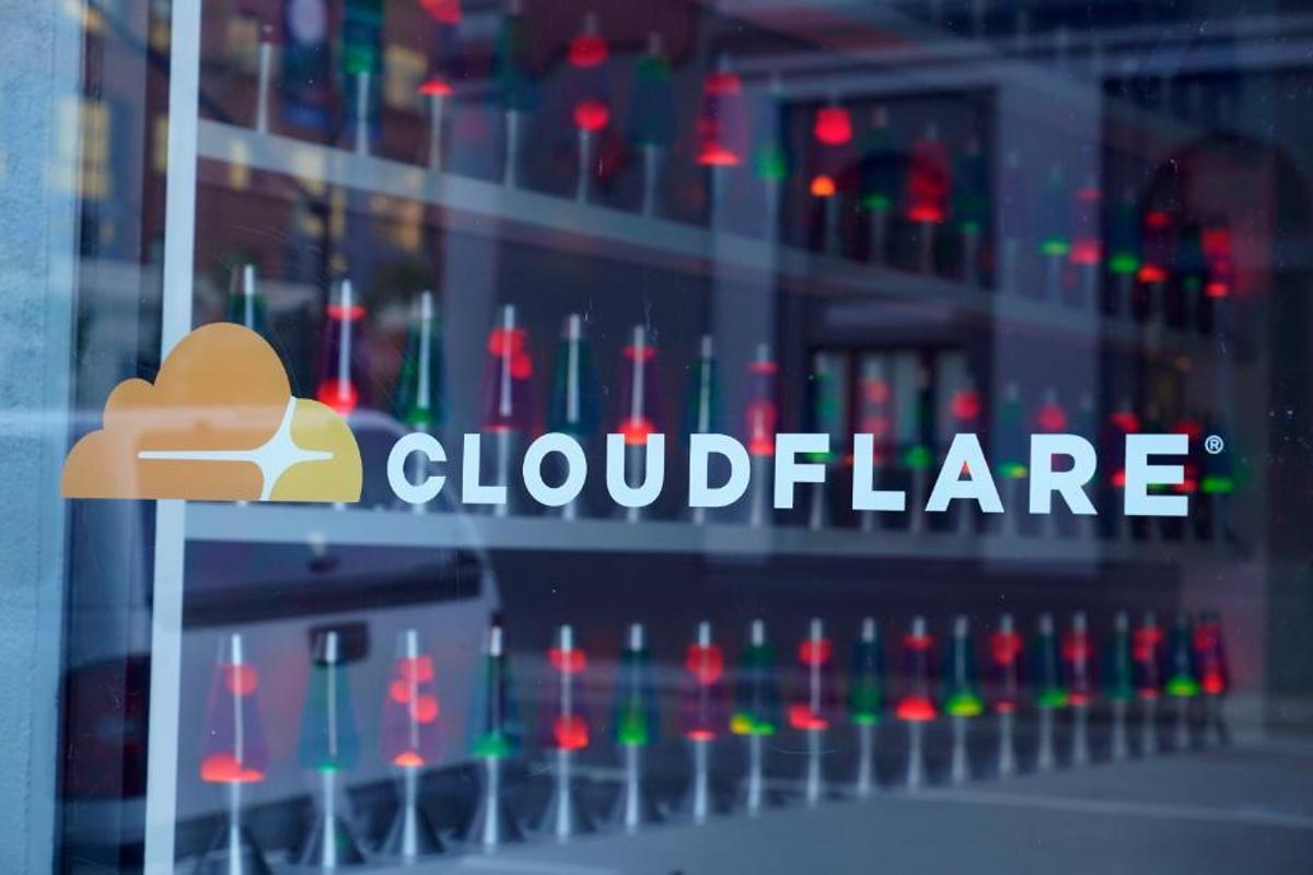 Imagen del logo de Cloudflare en los cristales de su oficina central en San Francisco, EEUU.