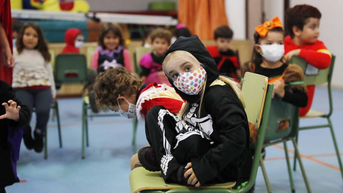 Una niña disfruta de Samaín en un colegio vigués.