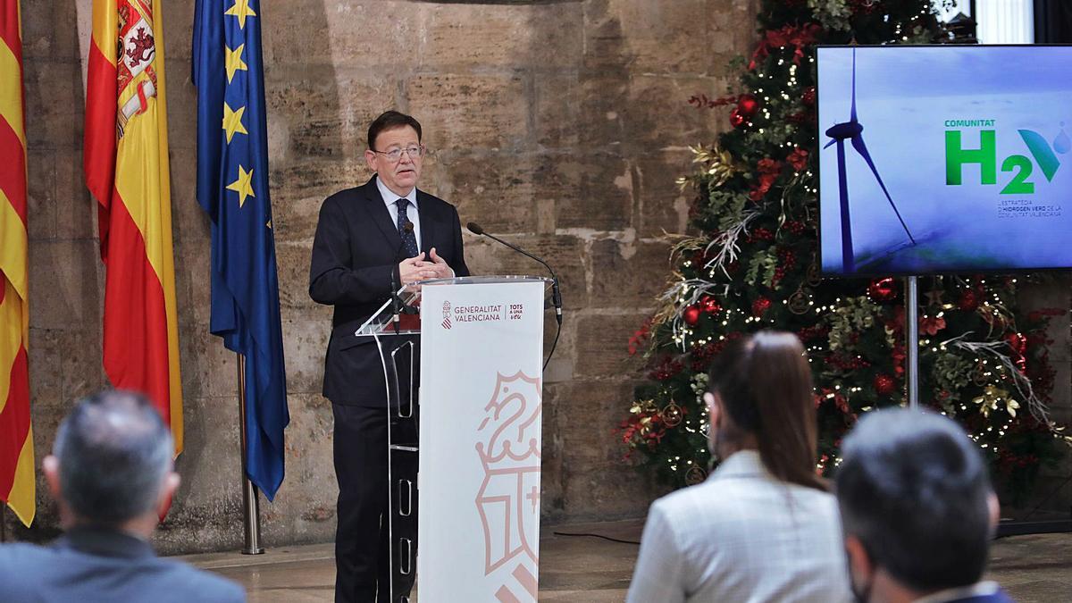 Ximo Puig, ayer, en la presentación de la estrategia valenciana del hidrógeno verde tras firmar el acuerdo con las empresas. | LEVANTE-EMV