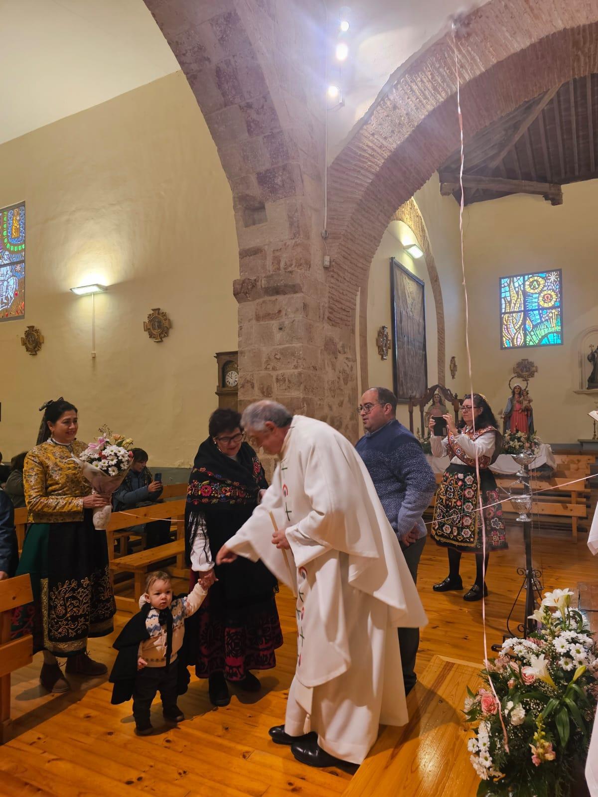 GALERÍA | Las águedas de Pajares salen procesión y bailan La Peregrina