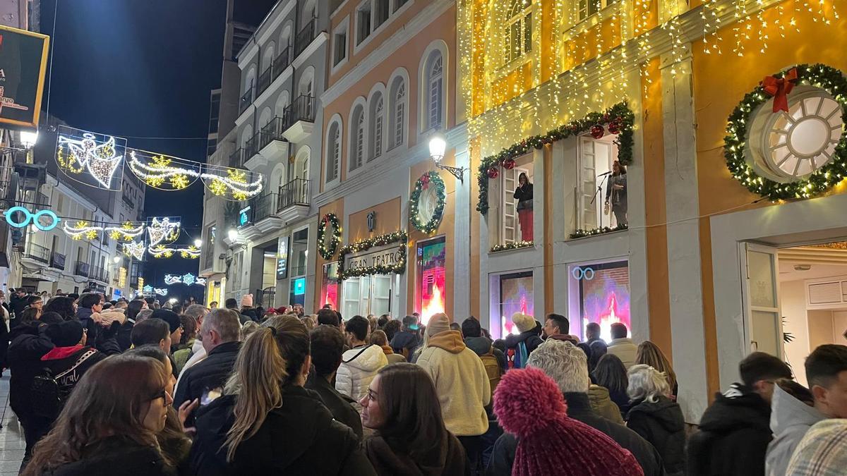 Vídeo | Una multitud de cacereños se agolpa frente al Gran Teatro para disfrutar de un conciertazo desde sus ventanas