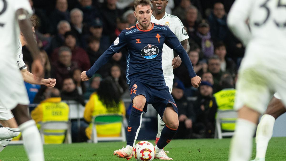 Mingueza, ante el Real Madrid