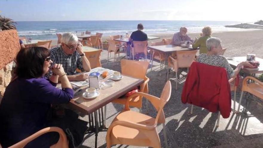 La mayoría de extranjeros residen en urbanizaciones y en Orihuela Costa, un lugar elegido por muchos europeos para pasar su jubilación.