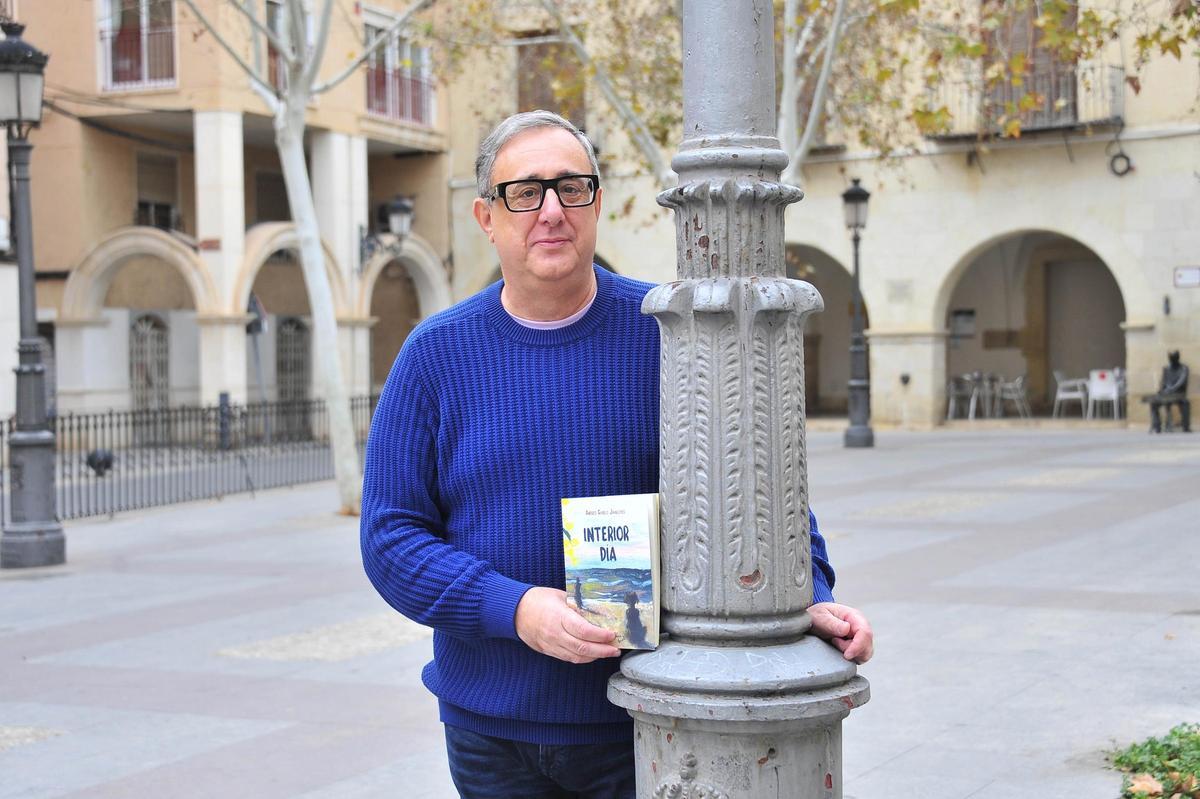 Andrés Guillo en la Plaza del Raval de Elche con su novela