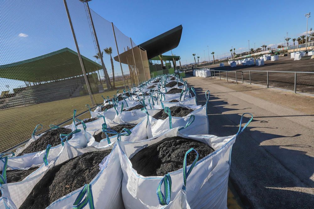 El césped artificial de los campos de fútbol de la Ciudad Deportiva se está sustituyendo en estos momentos. Más adelante se renovará la pista de atletismo. Las obras van a durar 4 meses y cuestan 650.