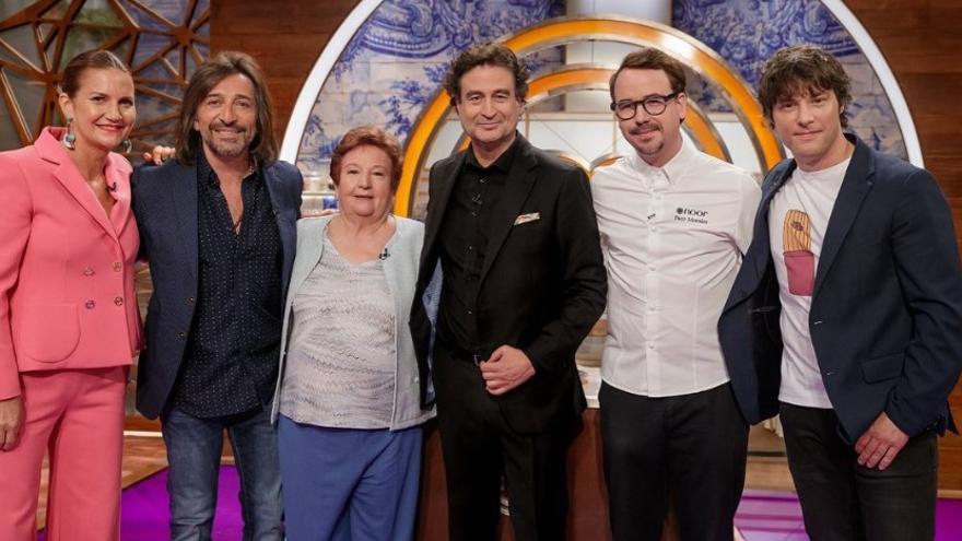 Paco Morales y su madre, Nati García, con el jurado de &#039;Masterchef Celebrity&#039;