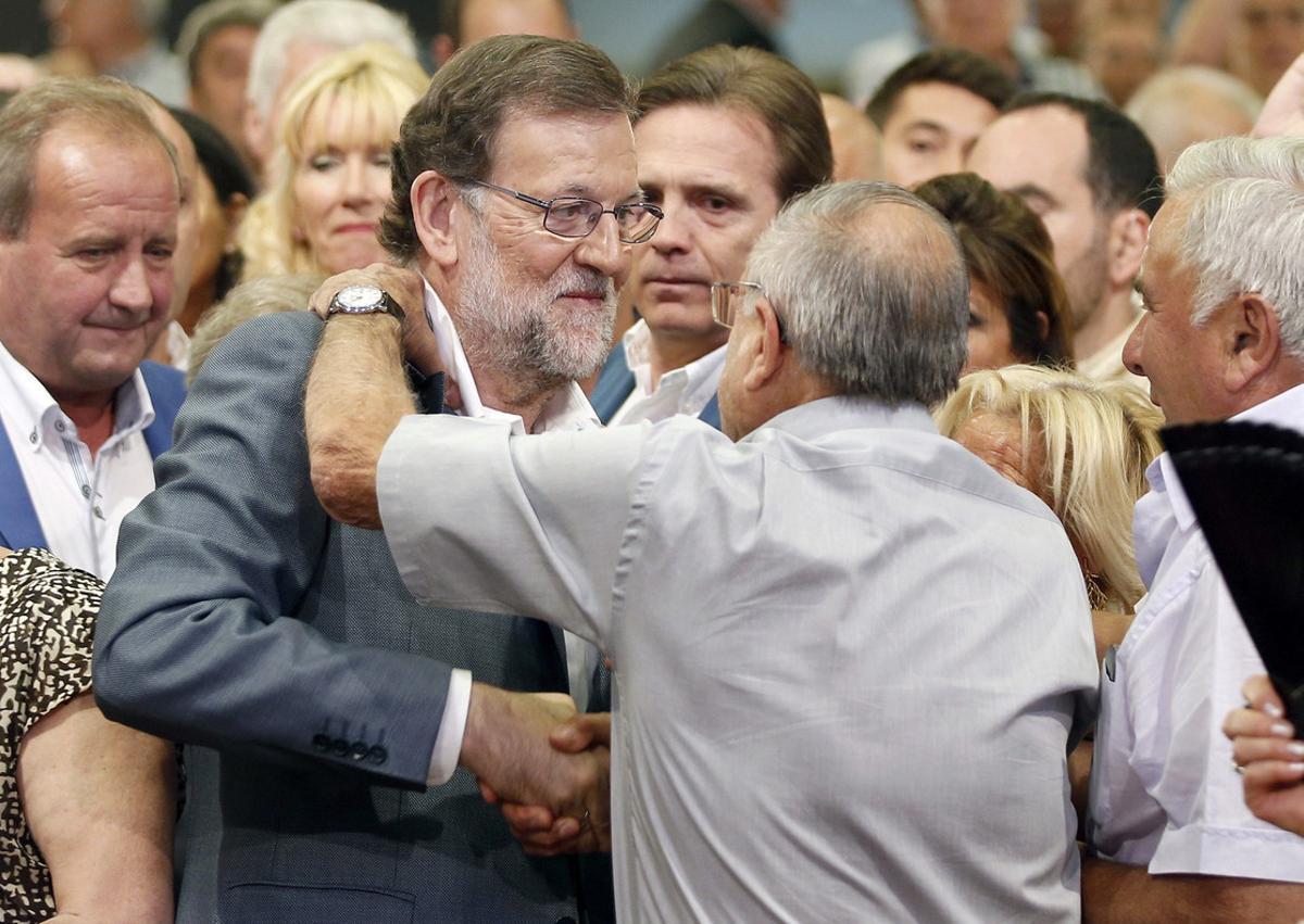 GRA067 MADRID, 19/06/2016.- El presidente del Gobierno en funciones y del Partido Popular, Mariano Rajoy, saluda a un simpatizante a su llegada al mitin electoral que su partido celebra hoy en Lleida. EFE/Andreu Dalmau