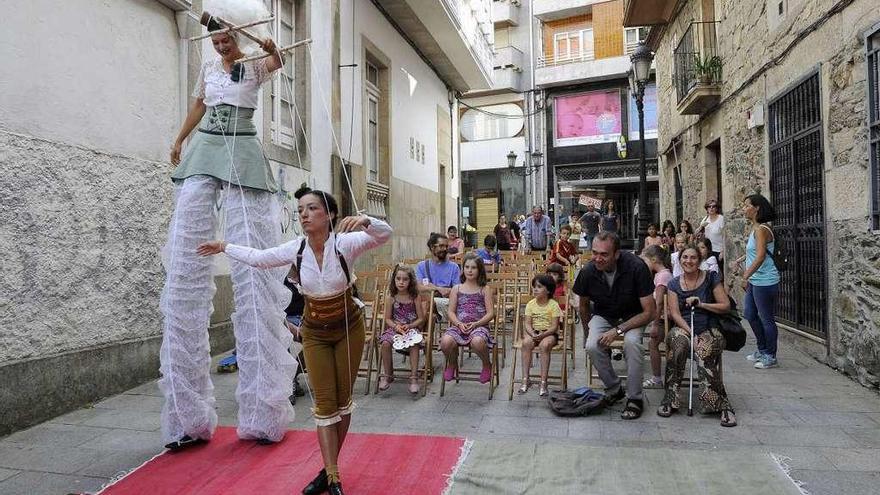 Catro Pés recorrió las calles de Lalín con su espectáculo de danza y zancos. // Bernabé/Javier Lalín