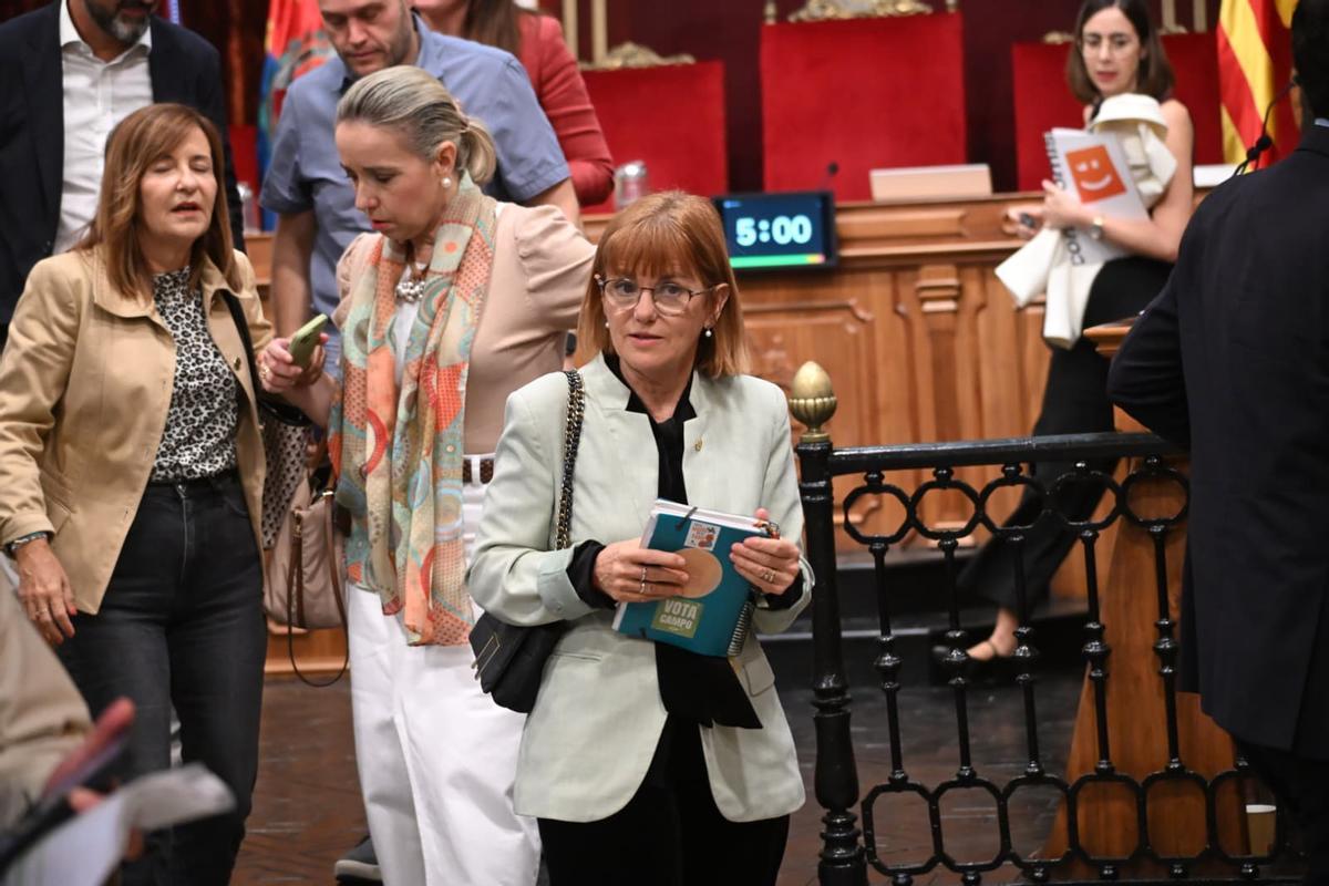 Aurora Rodil abandona el pleno delante de Loli Serna y Celia Lastra