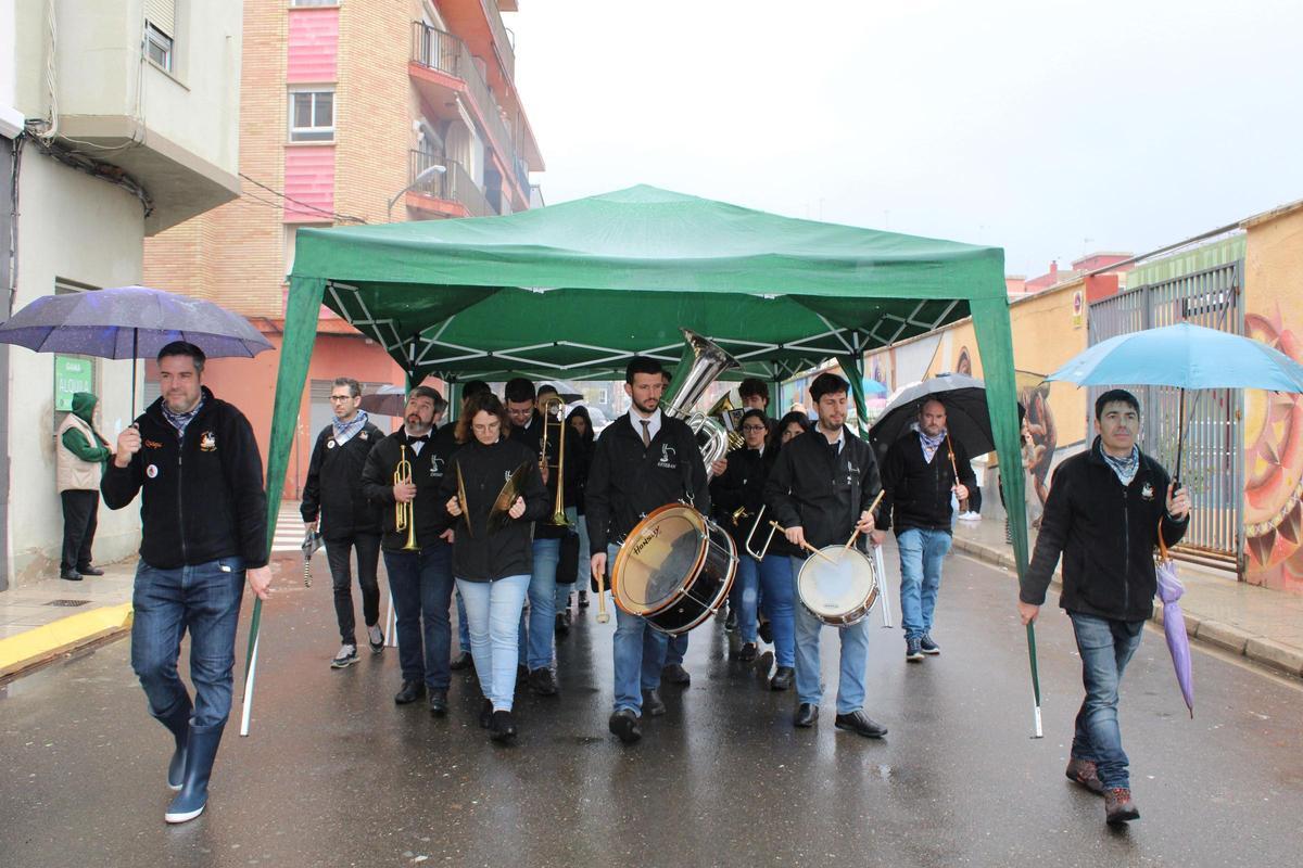 Alzira celebra su Ofrenda 2025 pese a la lluvia.